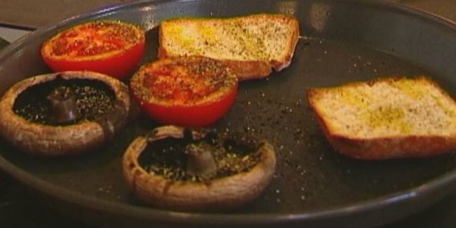 Рецепт тостов на завтрак с творогом, помидорами и грибами