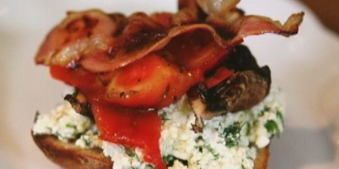Рецепт тостов на завтрак с творогом, помидорами и грибами