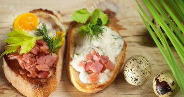 Рецепт Тостов с брынзой, беконом и перепелиными яйцами