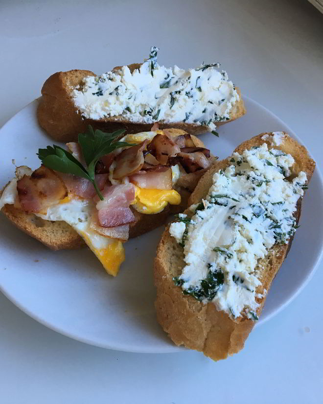Рецепт тостов с брынзой, беконом и перепелиными яйцами