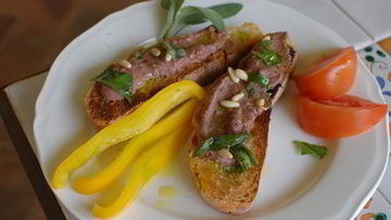 Рецепт Тостов с фасолевым дипом и соусом песто