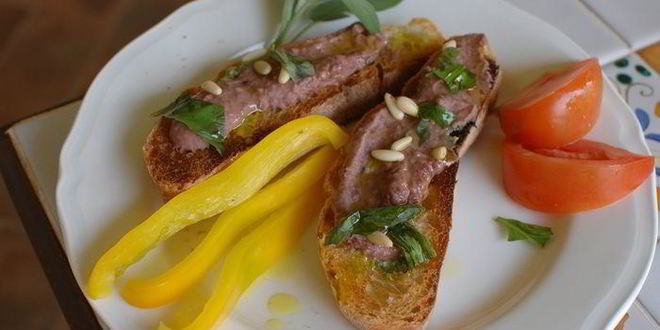 Рецепт Тостов с фасолевым дипом и соусом песто