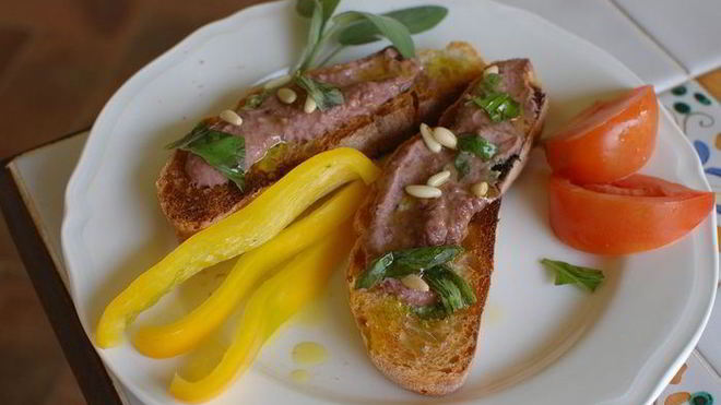 Рецепт тостов с фасолевым дипом и соусом песто