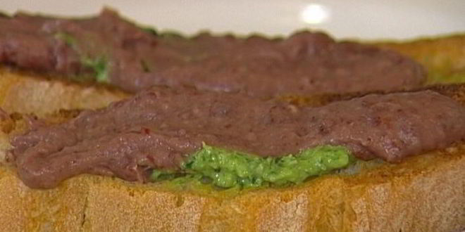 Рецепт тостов с фасолевым дипом и соусом песто