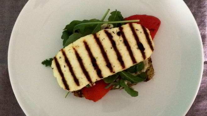 Рецепт тостов с хумусом, рукколой и адыгейским сыром гриль