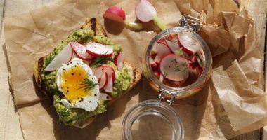 Рецепт Тостов с маринованным редисом, авокадо и яйцами в мешочек