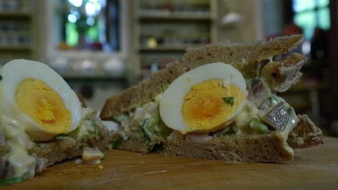 Рецепт тостов с сельдью, яйцом и тархунным майонезом