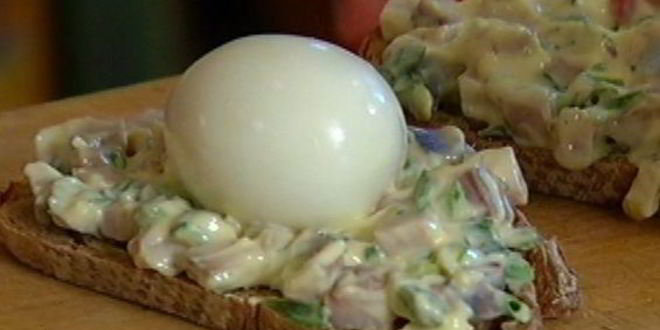 Рецепт тостов с сельдью, яйцом и тархунным майонезом