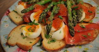 Рецепт Тостов с яйцами, спаржей, копченой семгой и красной икрой