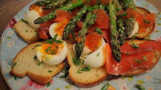 Рецепт тостов с яйцами, спаржей, копченой семгой и красной икрой