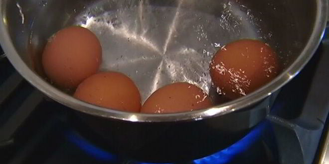 Рецепт тостов с яйцами, спаржей, копченой семгой и красной икрой