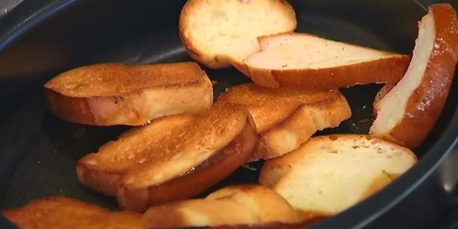 Рецепт тостов с яйцами, спаржей, копченой семгой и красной икрой