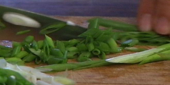 Рецепт тостов с яйцами, спаржей, копченой семгой и красной икрой