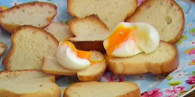 Рецепт тостов с яйцами, спаржей, копченой семгой и красной икрой