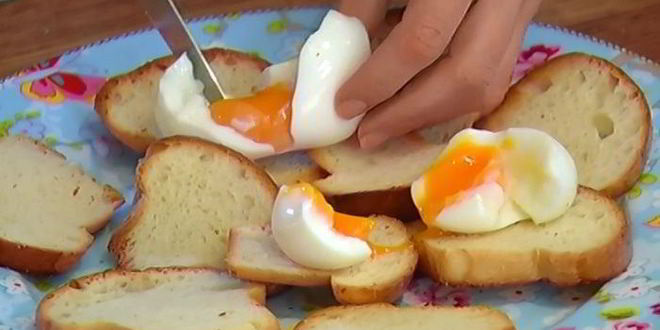 Рецепт тостов с яйцами, спаржей, копченой семгой и красной икрой