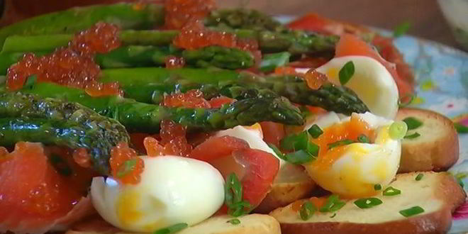 Рецепт тостов с яйцами, спаржей, копченой семгой и красной икрой