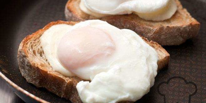 Рецепт тостов с яйцом-пашот и моцареллой