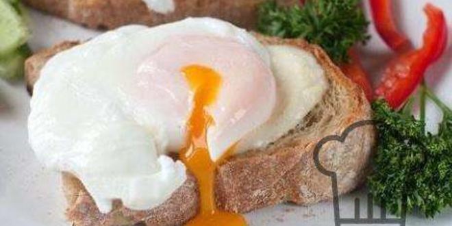 Рецепт тостов с яйцом-пашот и моцареллой