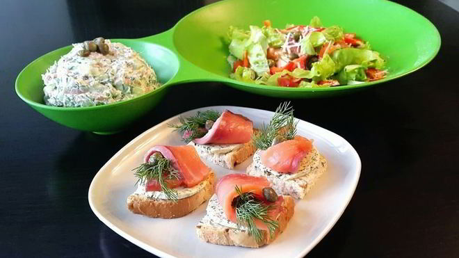 Рецепт тостов с зеленым маслом и семгой