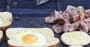 Рецепт Яиц в тостах с молотым перцем