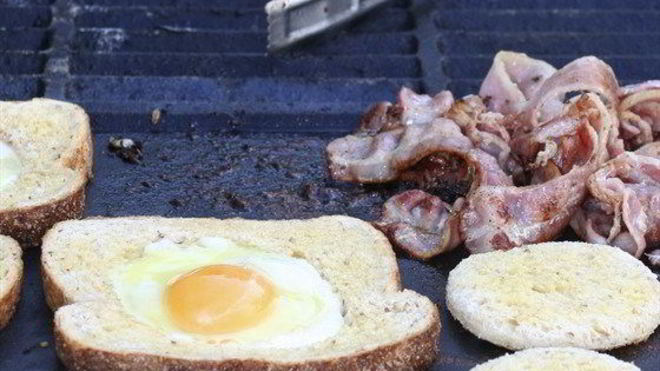 Рецепт яиц в тостах с молотым перцем