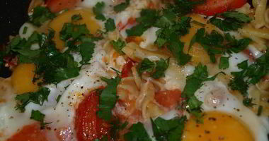 Рецепт Глазуньи с макаронами и помидором