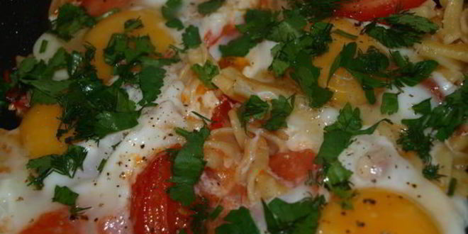 Рецепт Глазуньи с макаронами и помидором