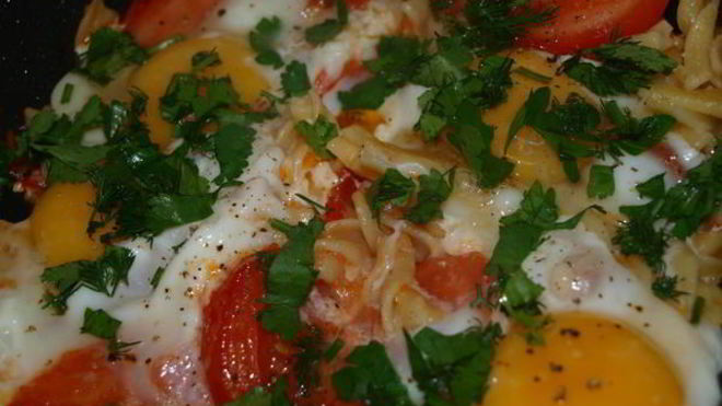 Рецепт глазуньи с макаронами и помидором