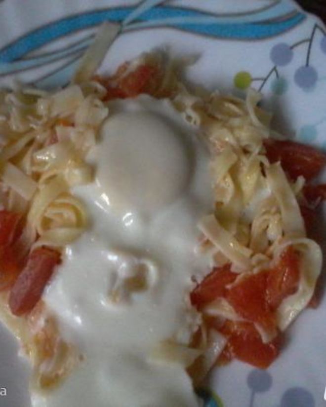 Рецепт глазуньи с макаронами и помидором