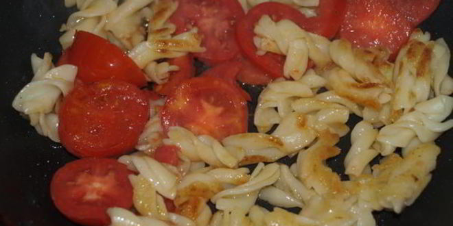 Рецепт глазуньи с макаронами и помидором