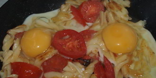 Рецепт глазуньи с макаронами и помидором