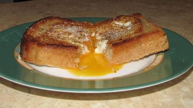 Рецепт глазуньи в хлебе