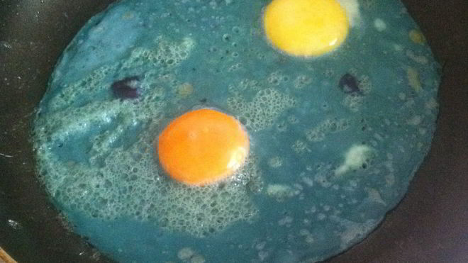 Рецепт голубой яичницы