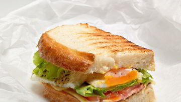 Рецепт Сэндвича с яичницей, беконом и сыром