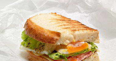 Рецепт Сэндвича с яичницей, беконом и сыром