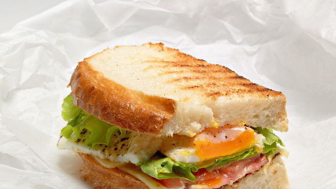 Рецепт сэндвича с яичницей, беконом и сыром