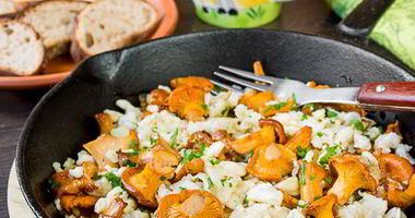 Рецепт Яичницы-болтуньи с лисичками и луком