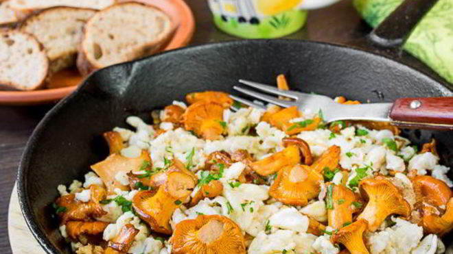 Рецепт яичницы-болтуньи с лисичками и луком