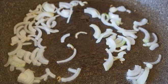 Рецепт яичницы-болтуньи с лисичками и луком