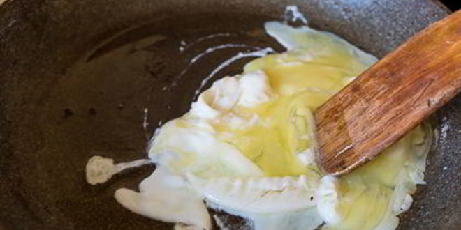 Рецепт яичницы-болтуньи с лисичками и луком