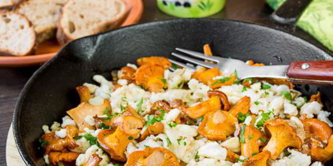 Рецепт яичницы-болтуньи с лисичками и луком