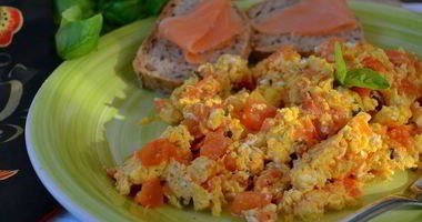 Рецепт Яичницы-болтуньи с помидорами