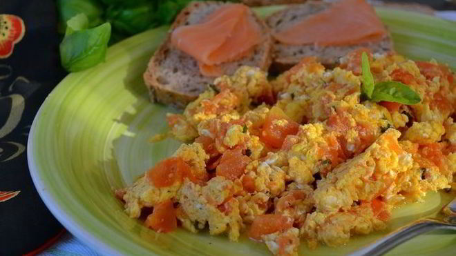 Рецепт яичницы-болтуньи с помидорами