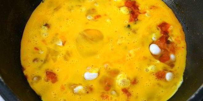 Рецепт яичницы-болтуньи с помидорами