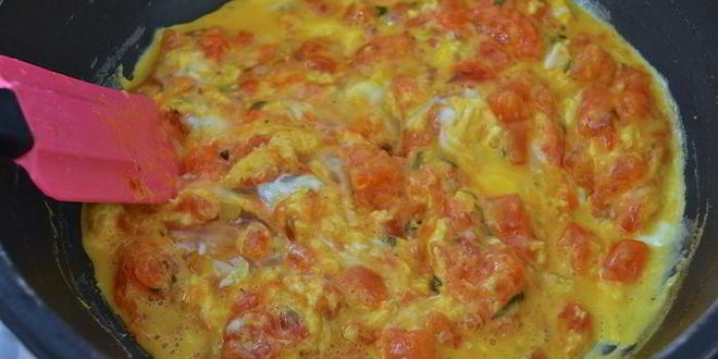 Рецепт яичницы-болтуньи с помидорами