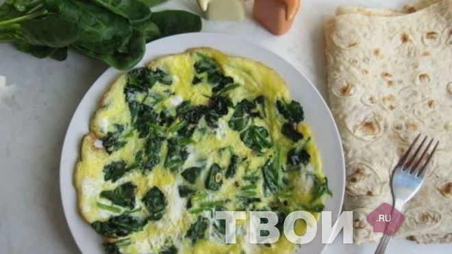 Рецепт яичницы-болтуньи со шпинатом и пармезаном