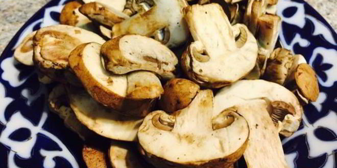 Рецепт яичницы с грибами, грудинкой и овощами