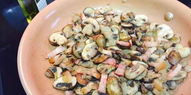 Рецепт яичницы с грибами, грудинкой и овощами