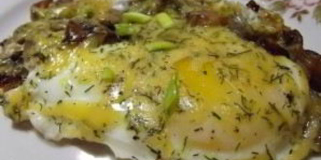 Рецепт яичницы с грибами и сыром