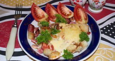 Рецепт Яичницы с колбасой и хлебом